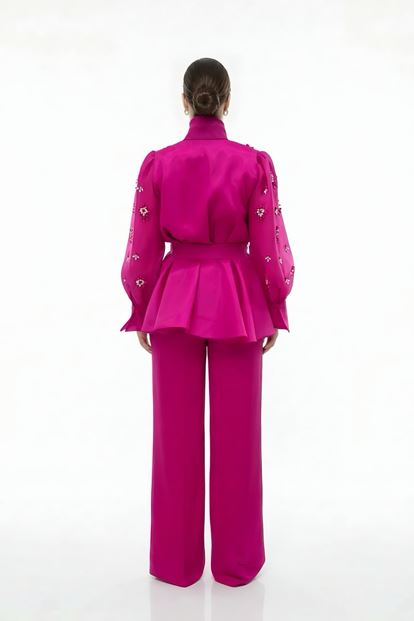 طقم جاكيت شيفون مزين باللؤلؤ باللون الفوشيا وبنطال سهرة بمقاسات كبيرة